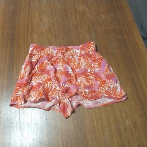 Luftiga Shorts - Luftigt material Röda med lite orange, gul och rosa  Katt finns i hemmet