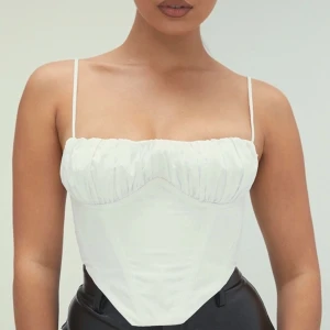 Mistress rocks korsett-topp - En korsett-topp från Mistress Rocks i storlek M, helt oanvänd! Säljes då den ej passade! Perfekt nu till sommaren!   Nypris: 85€