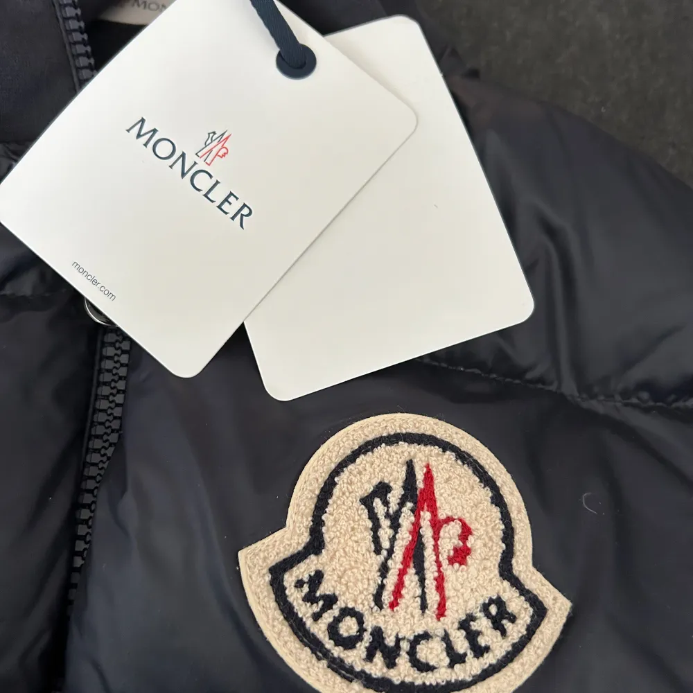 Ny med lappar. Mörkblå Moncler cardigan stl M inköpt på wakaku. Dun fram och ärmar och bakstycke i collegematerial. Tyvärr för stor och försent att lämna tillbaka. Finns att köpa på Moncler.com för 10.600 sek. . Jackor.