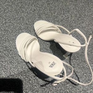 Vita zara klacka - Vita klackarskor från zara, -Helt oanvända  -Storlek 37  - pm för fler bilder 