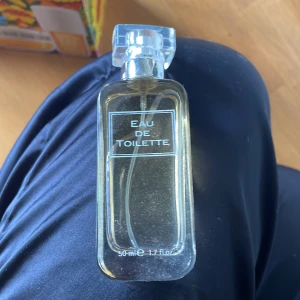 Parfym - Svårt att beskriva doften men skulle säga att den luktar åt vanilj hållet 