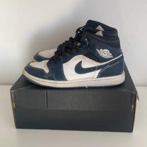 Hej säljer ett par Jordan 1 mid navy blue som är väldigt använda samt väldigt sköna pris kan diskuteras 