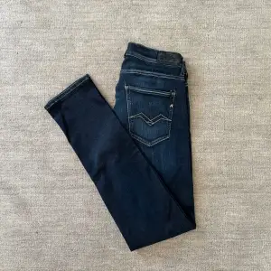 Säljer dessa snygga replay jeansen i modellen ”ronas”, i storlek 32/34 för 429kr! Borde passa någon runt 185. I jättebra skick och utan defekter. Skriv om minsta funderingar!🔥👖