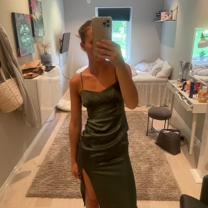 Zara klänning  - Jätte fin lång klänning med slits, fina detaljer på klänningen. Använd en gång  slitsen är lite för hög  