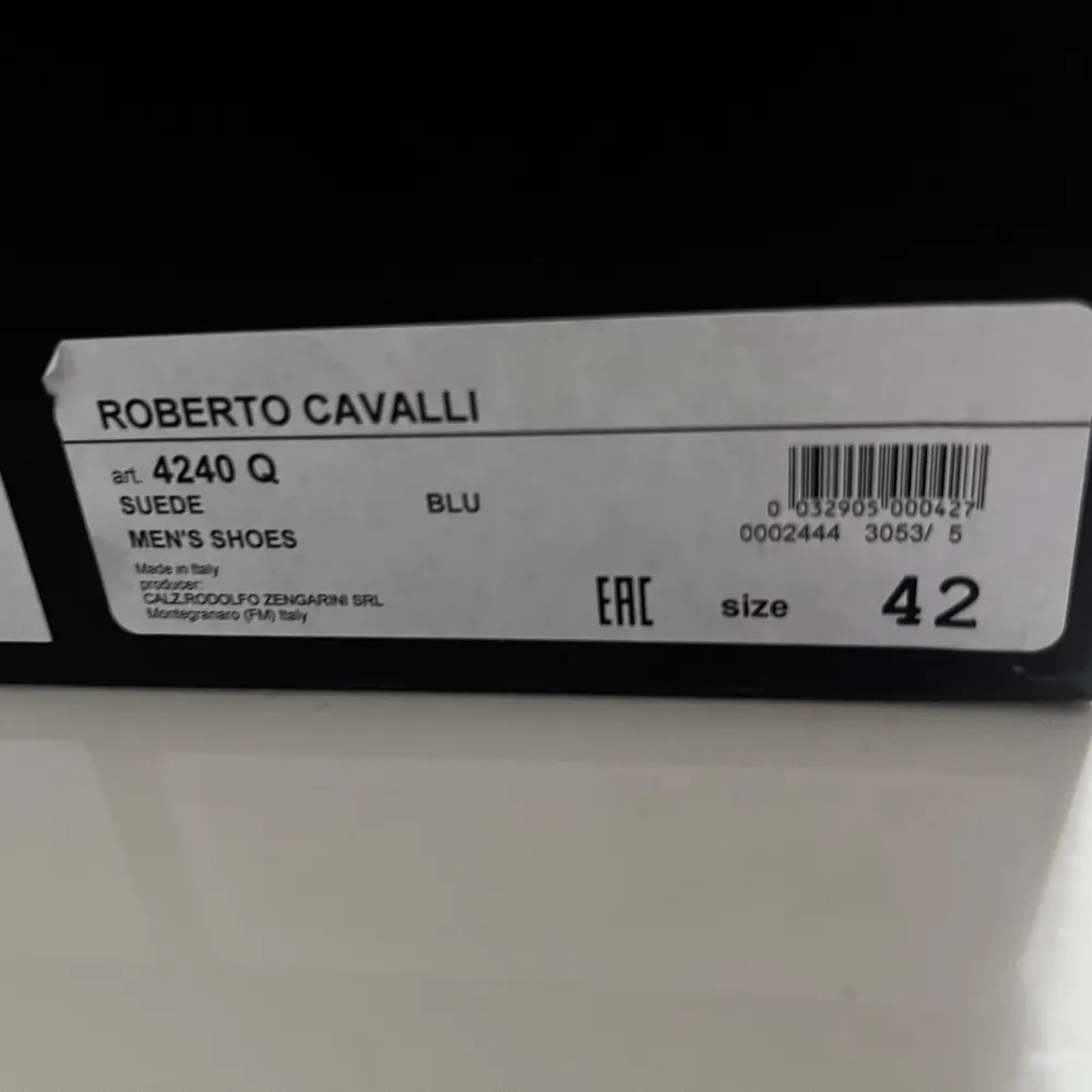 Roberto Carvalli skor, extinct och tillverkas ej längre. Aldrig använda helt fint skick, perfekta för sommaren! När dom fanns i marknaden såldes de för 5000kr, med tänkte på hur sällsyn och unik skorn är så lägger jag den för 6000, pris går diskutera. Skor.