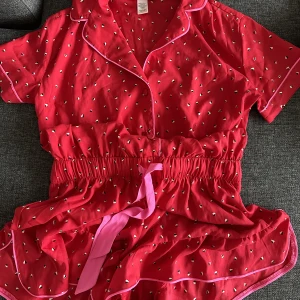 Victoria secret pyjamas - Jättefin Victoria secret pyjamas byxdress som tyvärr blivit för liten.