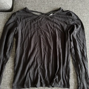 Tröja - Jättefin Basic svart tröja med en liten öppning i nacken.