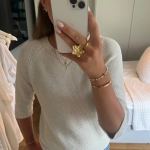 Beige/Guldig stickad tröja - Beige tröja med trekvartslånga armar, så fin i stl M från Lindex🍀