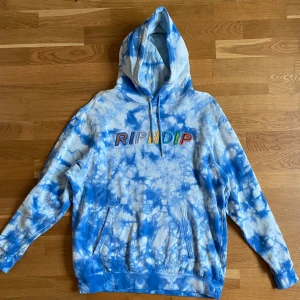 Rip n Dip hoodie - Rip n Dip hoodie i bra skick. Använd flertal gången men inga fläckar eller skador. Pris kan diskuteras vid snabb affär
