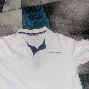 En vit t shirt av märket race marine Storlek s Pris kan diskuteras 