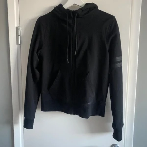 ziphoodie från stronger  - svart ziphoodie från stronger i storlek S💕