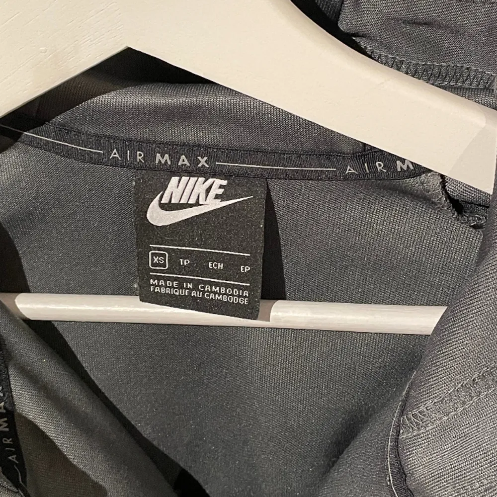 Det är en grå Zip hoddie i storleken XS från Nike. Den är köpt på JD sports i somras för ca 800. Hoddien är i absolut nyskick och är mycket snygg. Priset är såklart inte skrivet i sten.. Hoodies.