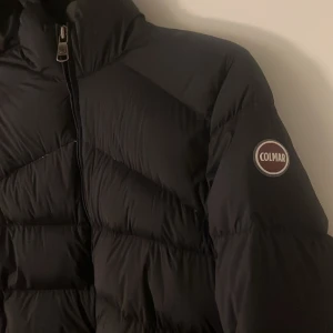Svart Colmar jacka  - Jag säljer nu min vinterjacka från Colmar på grund av att jag tycker den sitter lite för tajt på mig. Jag har använt den max 5 gånger och jackan har inga defekter. 🌟 hör av dig vid frågor (pris går att diskuteras) 
