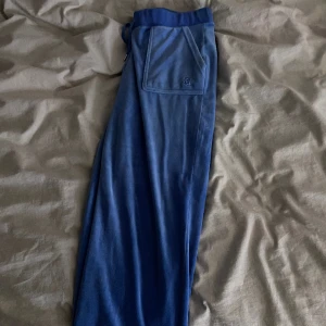 Juicy couture byxor  - Säljer mina juicy byxor då dom är förstora och inte kommer till användning.  Dom är helt nya, har använt dom Max 3 gånger.  Storlek L  Skriv för fler bilder eller om du har några frågor. Köparen står för frakten