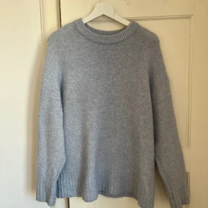 Stickad tröja - Ljusblå, stickad tröja i fin modell! Lite nopprig, annars väldigt fin