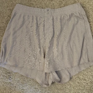 HM mjukisshorts - Väldigt stretchiga sköna shorts. Sitter lite löst på mig. Vet inte stl men passar S/M. Använda nån fåtal gång. Färg syns inte men typ ljusljuslila🤍