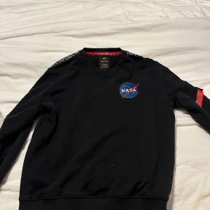 Alpha inudstries tröja  - Knappt använd, i mycket bra skick. 