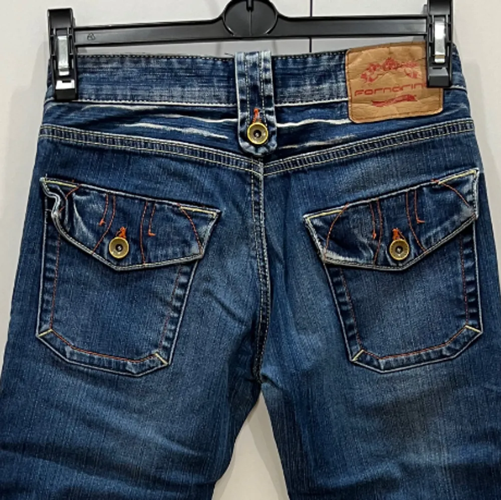 lågmidjade bootcut/straight jeans skick: väldigt bra! defekter: akrylfärg (3e bilden) köpta för 350kr!  för mer info kom privat! (priset kan diskuteras). Jeans & Byxor.