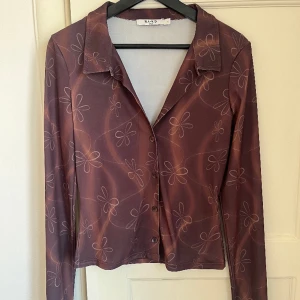 Topp med blommor - Så fin topp/blus med blommor, både till fest och vardags! Endast använd en gång