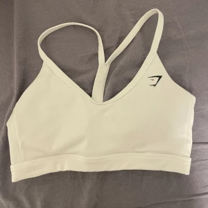 gymshark sport bh - en jättefin vit gymshark sport bh. har använts få gånger så ser ut som ny.