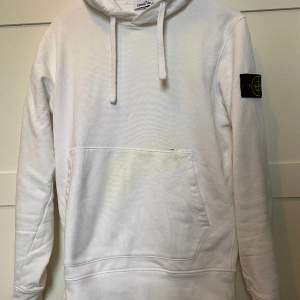 Stone Island Hoodie i färgen vit säljes nu k ganska bra skick. Det är en typ av begie nyans av klorin som resultat efter feltvätt på tröjan. Man ser endast detta i vissa ljus. Därmed ett billigare pris på 799kr. Kvitto finns! Storlek Medium