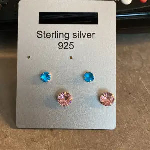 Sterling simver  örhängen 925 oanvända ett par rosa pch ett par blåa