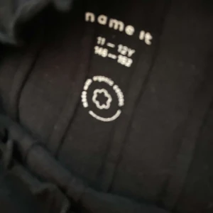 Långärmad tröja - Säljer denna jätte söta tröjan. Kommer inte till användning. Stretch bar. Jätte skönt material och inte mycket använd. Bra skick.