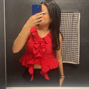 Topp - Jätte fin röd topp i storlek xs, använd en gång! 