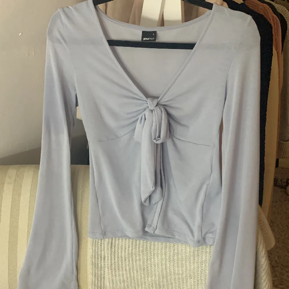 Jättesnygg tröja från Gina tricot i stl S, liknar den från design by si. Säljer då den inte kommer till användning.. Blusar.