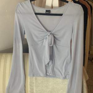 Jättesnygg tröja från Gina tricot i stl S, liknar den från design by si. Säljer då den inte kommer till användning.