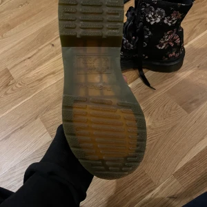 DR martens skor - Helt nya har inte använt dom så dom är i nyskick. jag köpte dom för 1195kr men säljer dom för 600kr. Storlek 36