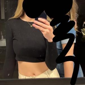 Långärmad topp - Långärmad svart croppad topp från Zara. Står strl M men skulle säga att den passar S, nästan till och med XS🫶