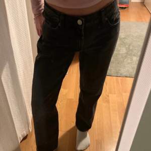 Svarta low waist jeans från zara. 