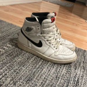 Jordan 1 og yingyang - Jordan 1 og ying yang Har växt ut dem och säljer dem för 600kr