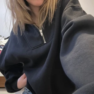 Tjocktröja - Uuuursnygg tjocktröja med dragkedja. Påminner lite om 80tals 