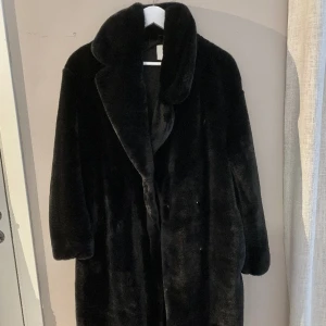 Pälsjacka  - Jättefint mjukt material. Köpt på hm för tre år sedan och knappt använd. Nypris 1200kr