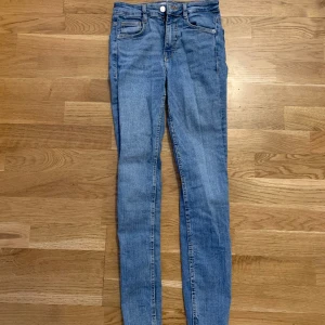Blå jeans från Zara - Säljer ett par fina blå jeans från Zara