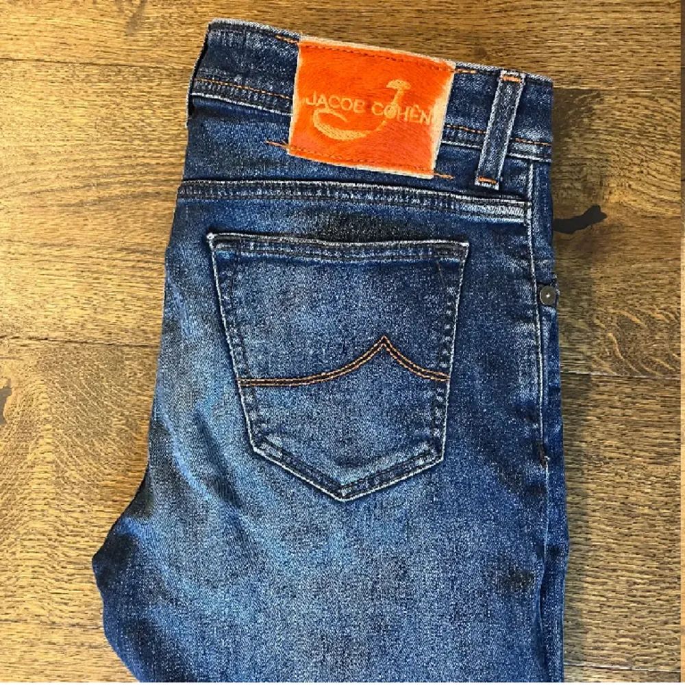 Stilrena jeans Jacob Cohen jeans i storlek 32 i superbra skick! Nypris: 5400kr mittpris: 1099kr. Bara att höja av sig vid funderingar, pris kan diskuteras vid snabb affär. Jeans & Byxor.