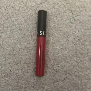 Jätte snyggt lip stain i röd använd bara testad original pris 149 kr 