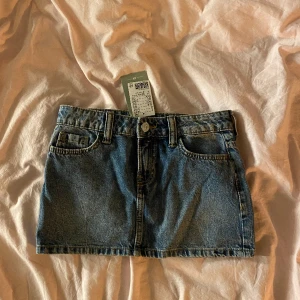 Minikjol - Så snygg miniskirt från hm med lappen kvar, helt oanvänd, nyskick, storlek 32