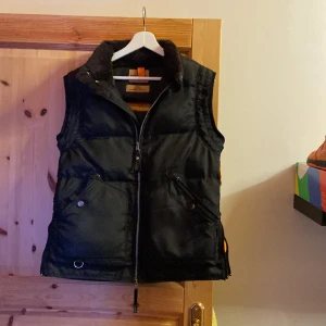 Parajumper Kobuk väst - Parajumper Kobuk i storlek S (västen är större i storleken så den passar S-M). Den är använd 