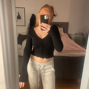 Svart topp - En såå fin tröja som inte kommit till användning. Den är super skön och är i ett jättebra skicka😊extra snyggt när den är längre i armarna 