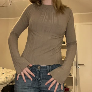 Boat neck tröja - Den är ljusare i verkligheten, den är jätte skön och högre vid halsen. Kontakta för fler bilder❤️ (köp gärna via ”köp nu”)