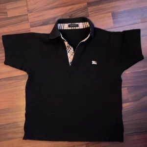 Burberry topp - Bra kvalitet vet inte om äkta. 