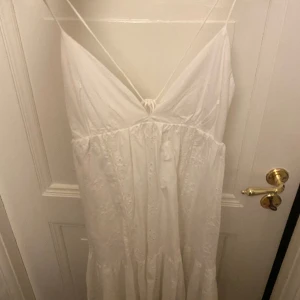Zara vit klänning - Säljer denna fina vita klänningen från zara, har aldrig kommit till användning, liten i storlek💕