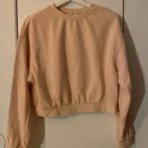 Rosa sweatshirt som inte passar längre. Har en liten fläck som inte syns mycket.