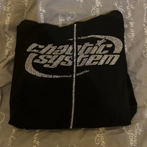 Y2k hoodie - En tröja tjocktröja jag köpte på new yorker och inte min stil längre! Tvättas såklart innan jag skickar! Storlek S men har oversized look