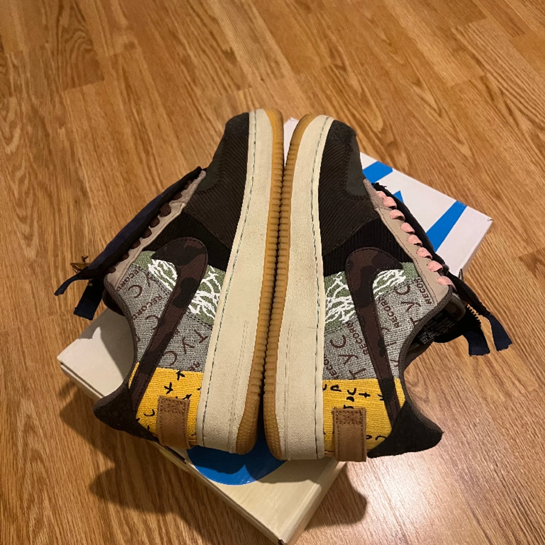 Travis scotts x air force 1 - 90