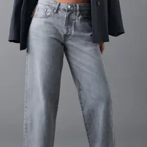 Säljer mina supersköna jeans från GT i modellen ”baggy jeans” byxorna är i storlek 32 men passar mig som har storlek 34 också 💗 finns inga täcken på större användning av byxorna🥰 vid fler frågor eller bilder skriv! 