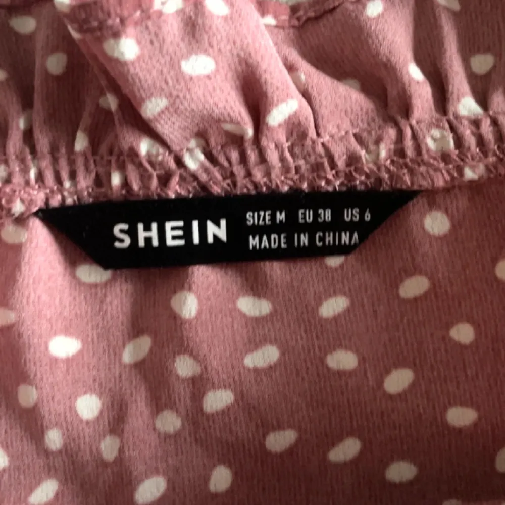 Finns rosa blus från SHEIN, använder inte pga att det inte är min stil, fint skick, väldigt tun . Blusar.